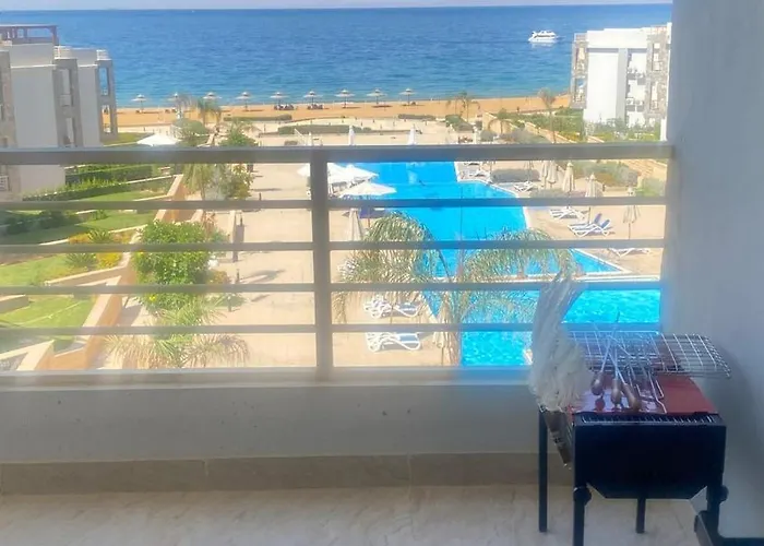 Cozy Sea View Near And Pools