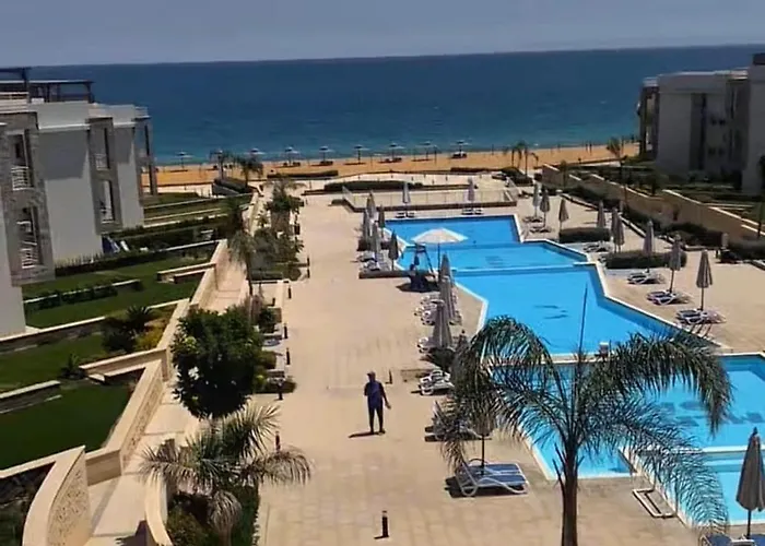 Cozy Sea View Near And Pools Apartment